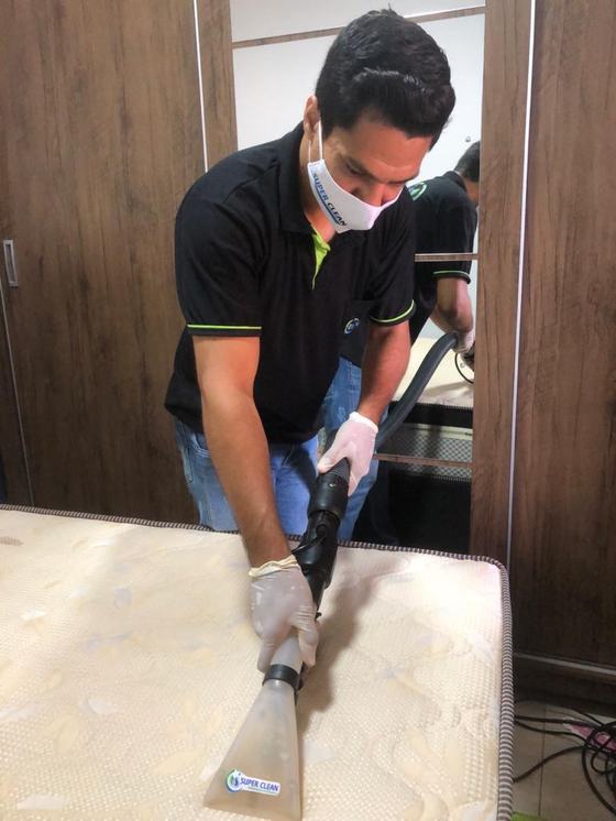 Colchão sendo higienizado com extratora profissional pela Super Clean
