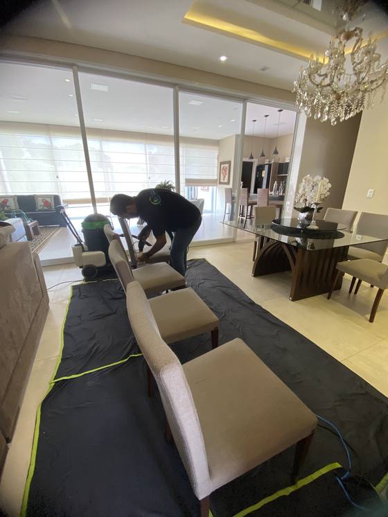 Técnico Super Clean higienizando cadeiras de jantar em residência comercial em Dourados-MS
