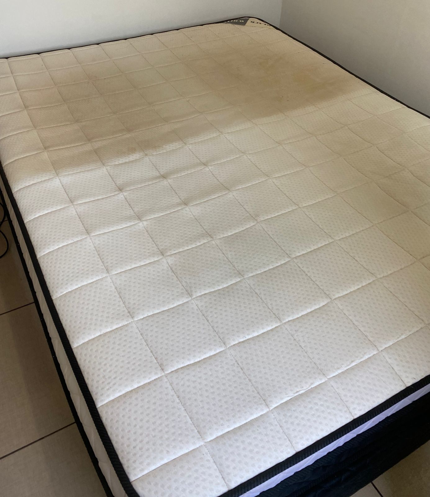 Colchão com manchas antes da higienização profissional em Dourados-MS