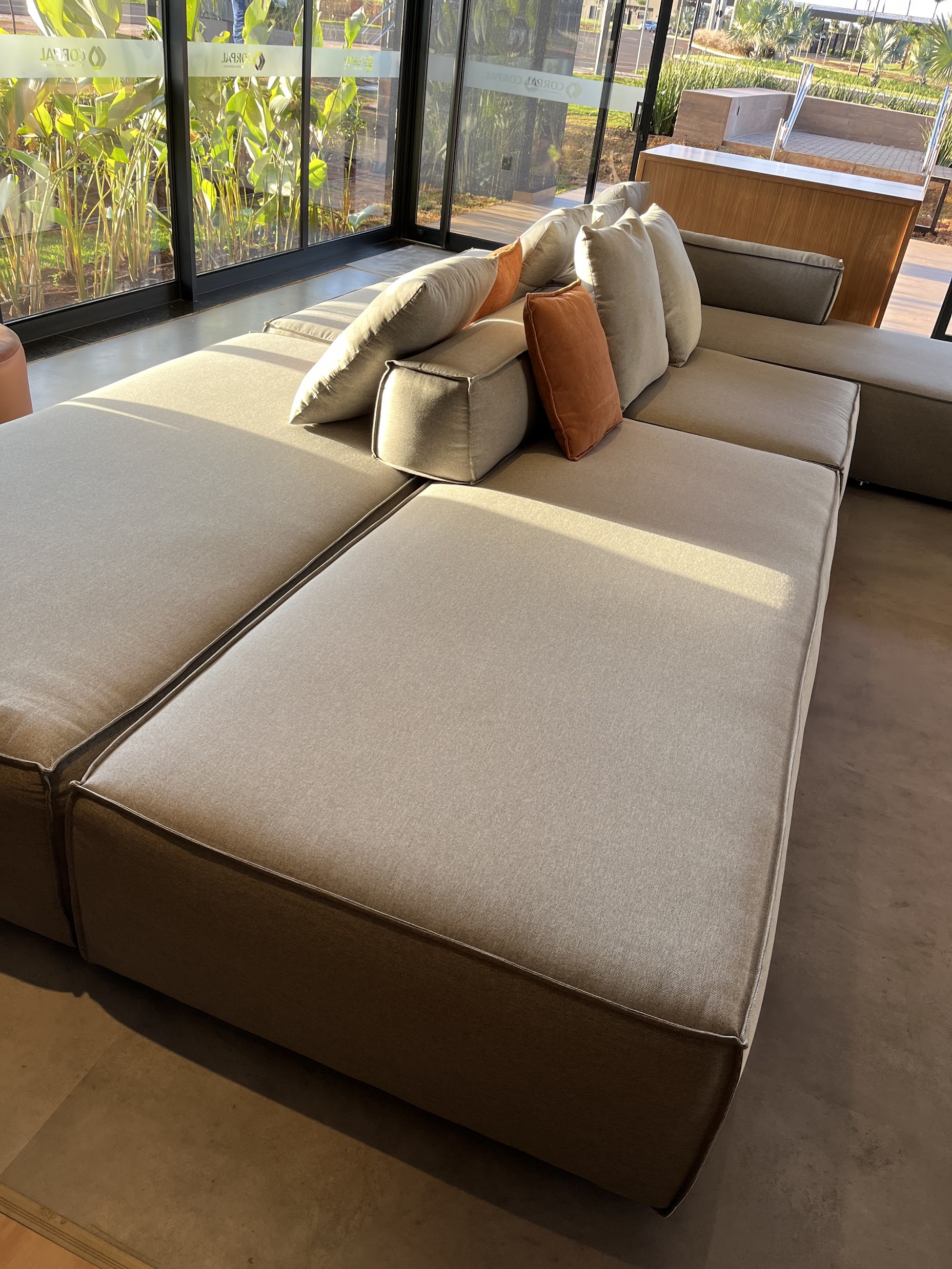 Sofá grande clean após higienização profissional Super Clean Dourados